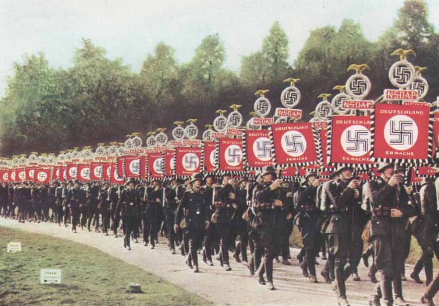 nazis_banderas